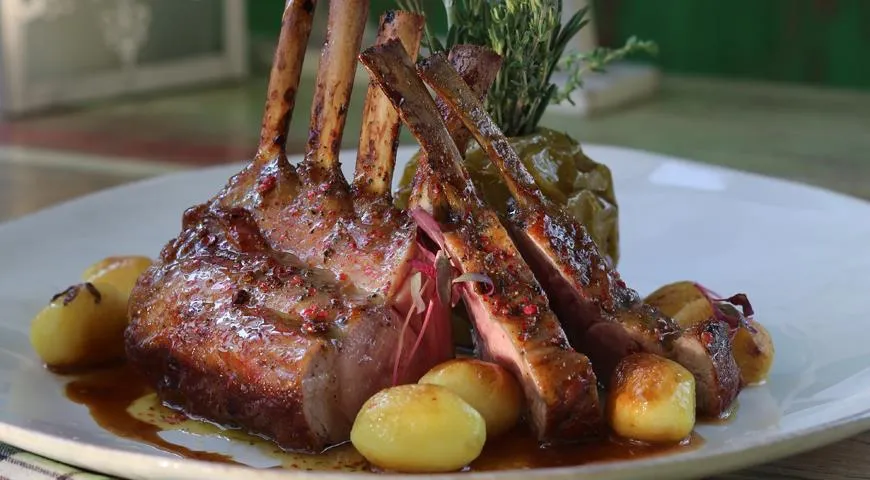 Рецепт телячьей корейки, запеченной с горчицей, медом и яблоками Голден