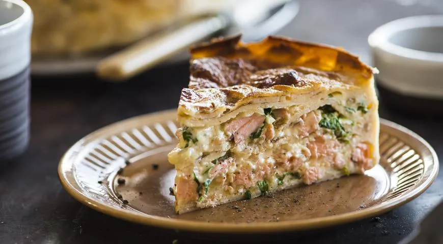 Рецепт блинного пирога с кетой