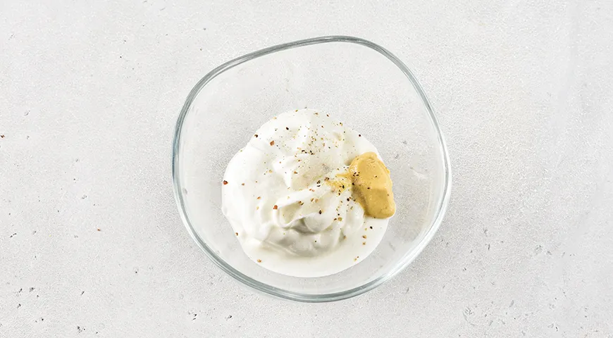 Блинный салат с кукурузой, колбасой и огурцами