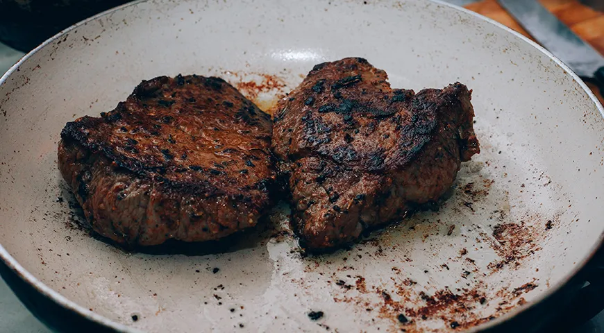 Если мясо подгорело, поврежденные участки советуем отрезать, а затем потомить само мясо на сковороде со сливочным маслом и водой