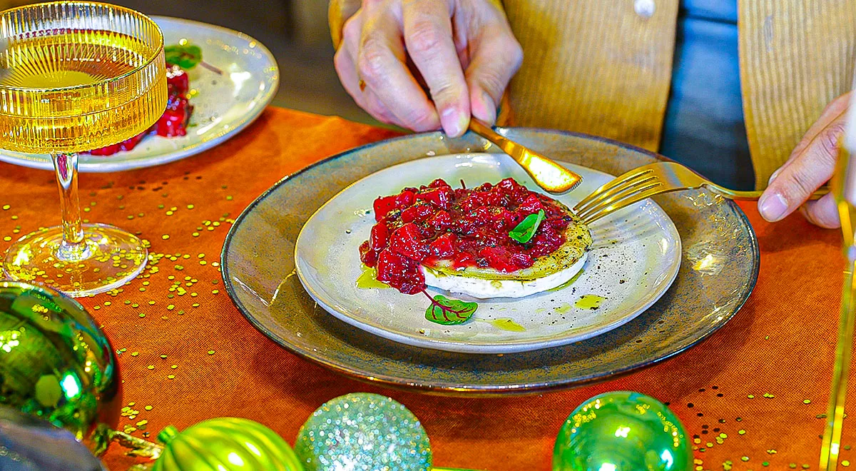 Рецепт запеченного камамбера с фруктовым соусом из брусники и груши Конференция