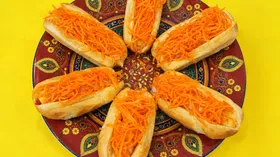 Нежный хот-дог с рулетом из ветчины и сыра