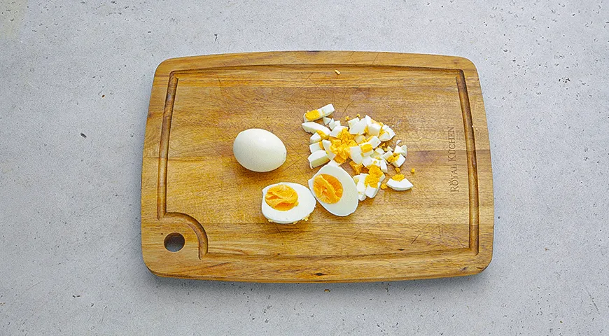 Салат с языком и кедровыми орешками