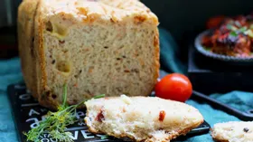 Хлеб с копченым мясом, сыром, оливками и печеным чесноком