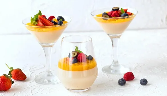 Паннакотта с манго и ягодами