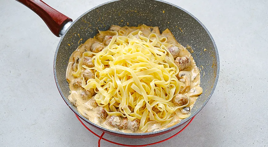 Строганов из колбасок с пастой