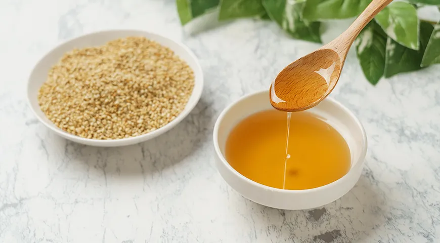 Светлое кунжутное масло чаще идет на заправку салатов, приготовление маринадов и блюд ближневосточной и индийской кухни