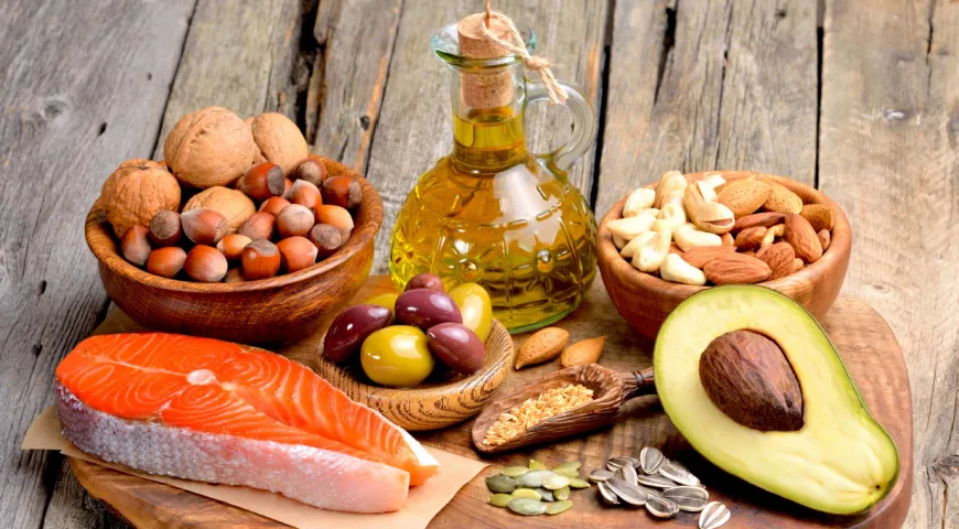 Замените насыщенные жиры в рационе на ненасыщенные: оливковое масло, рыба, авокадо, орехи и семечки