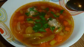 Томатный суп с фрикадельками и пореем