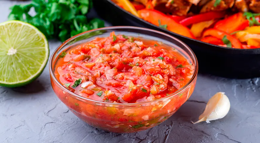 Соус сальса может быть и самостоятельной закуской, и компонентом для сложных горячих блюд