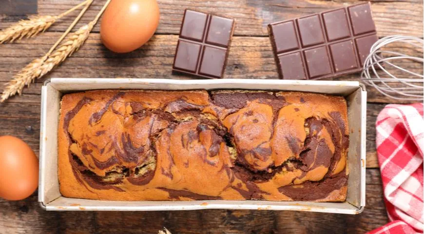 Добавление растопленного шоколада делает текстуру теста пирога «Зебра» сочнее и плотнее
