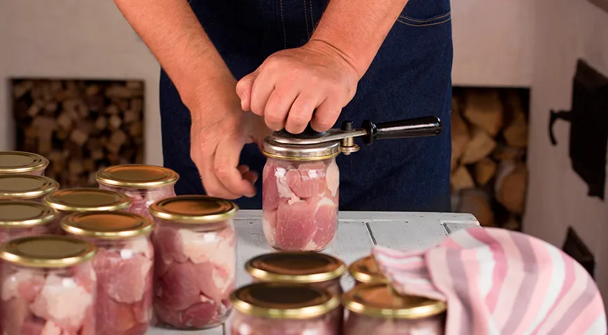 Внешний вид качественной тушенки легко узнаваем — это плотные, хорошо разделяющиеся волокнистые куски мяса, часто с прослойками жира и прозрачным желе