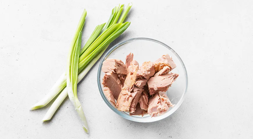 Заливной пирог с тунцом, яйцом и луком