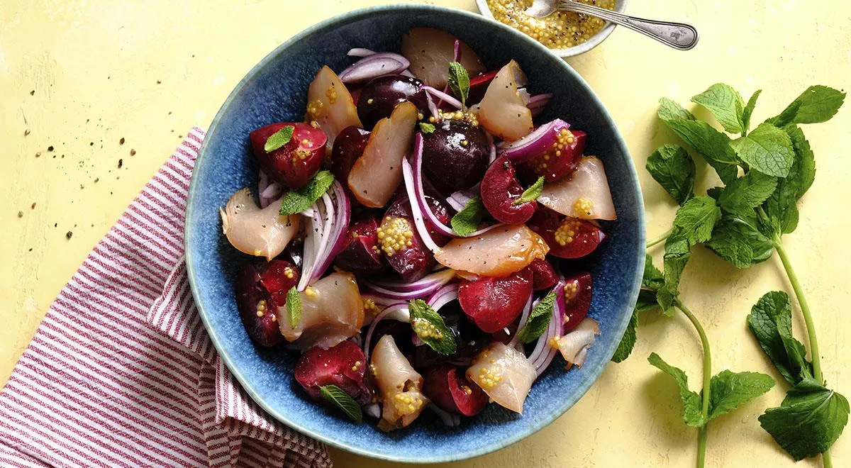 Салат с пармезаном, яблоком и грецкими орехами