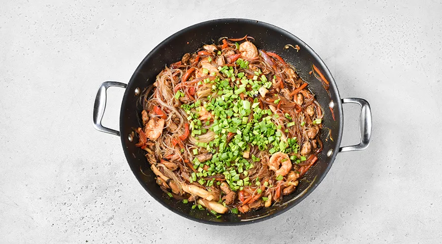 Фунчоза с морепродуктами и овощами