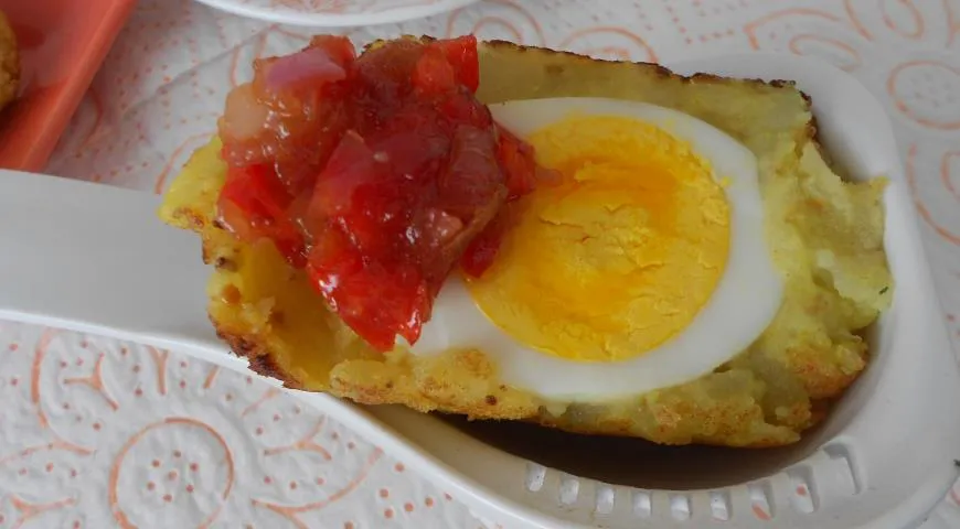 Индийская закуска из яиц и картофеля с луковым чатни