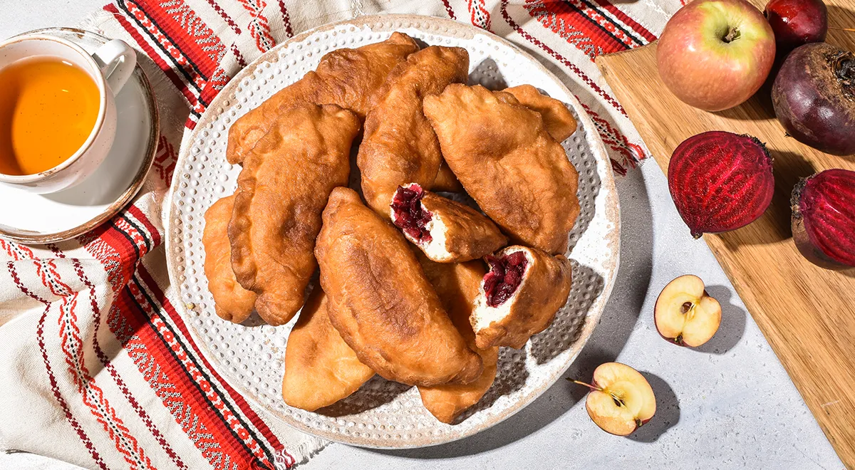 Дрожжевые пирожки со свеклой и яблоками на сковороде