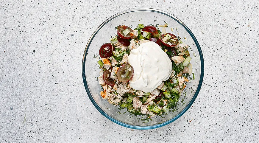 Круассан с куриным салатом