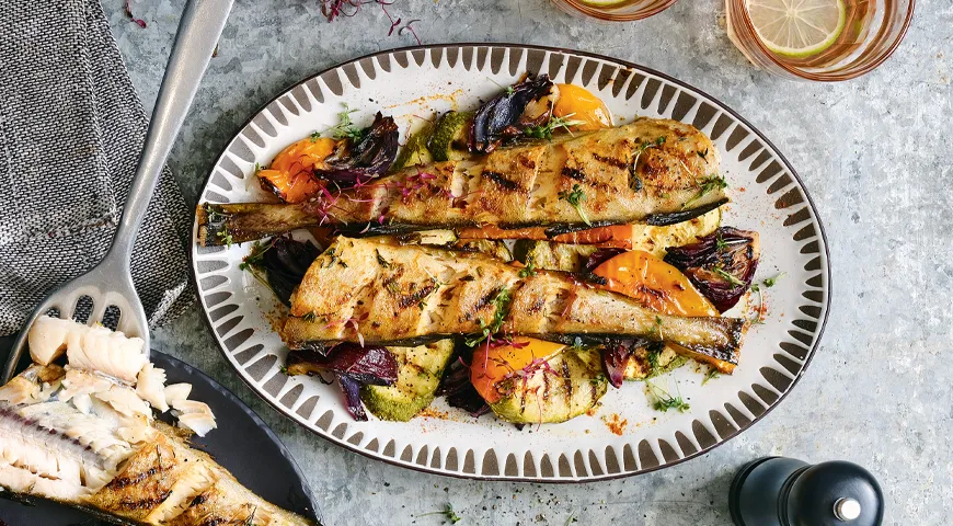Рецепт минтая с овощами на гриле, маринованного в пряном масле