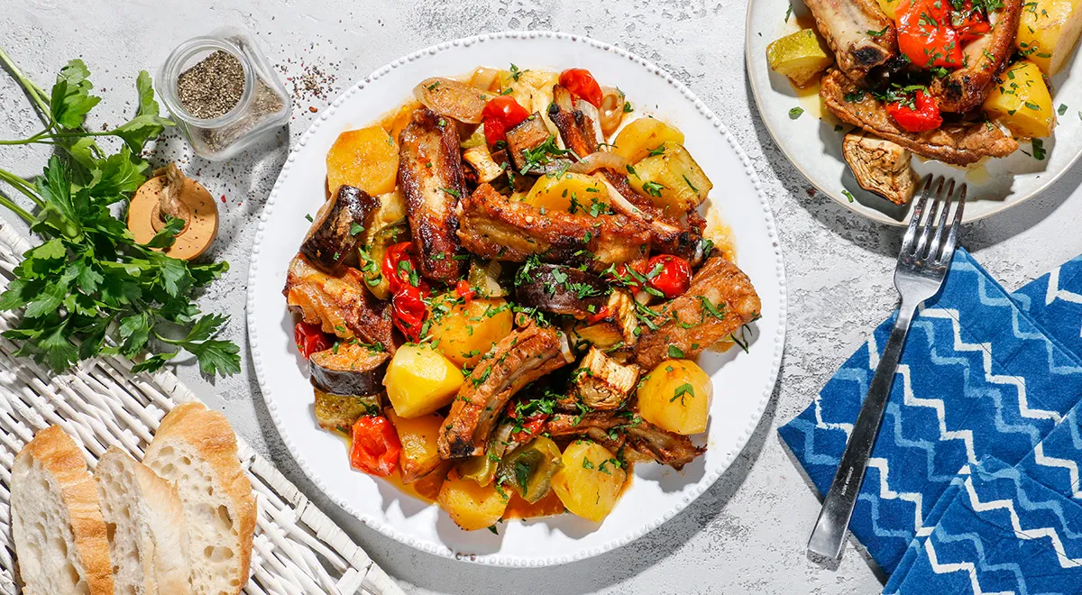 Рецепт свиных ребер с овощами в духовке