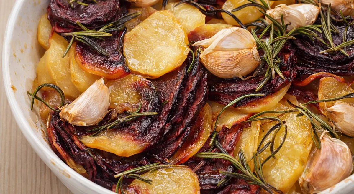 Запеченная свекла с картошкой