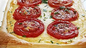 Пирог с томатами, базиликом и сыром Таледжио