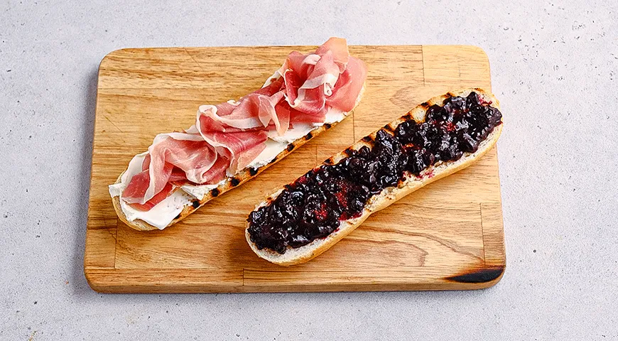 Багет с прошутто, сыром и джемом
