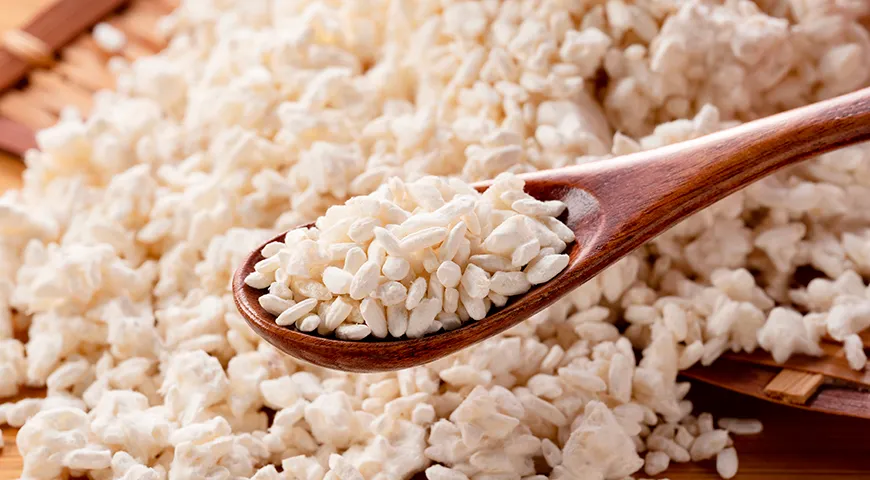 Перед производством саке рис шлифуют, пропаривают, а затем добавляют кодзи