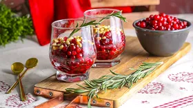 Таежный десерт с кедровыми орешками, ягодами и медом