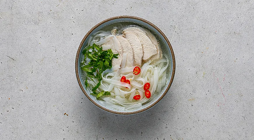 Куриный суп с рисовой лапшой по-азиатски