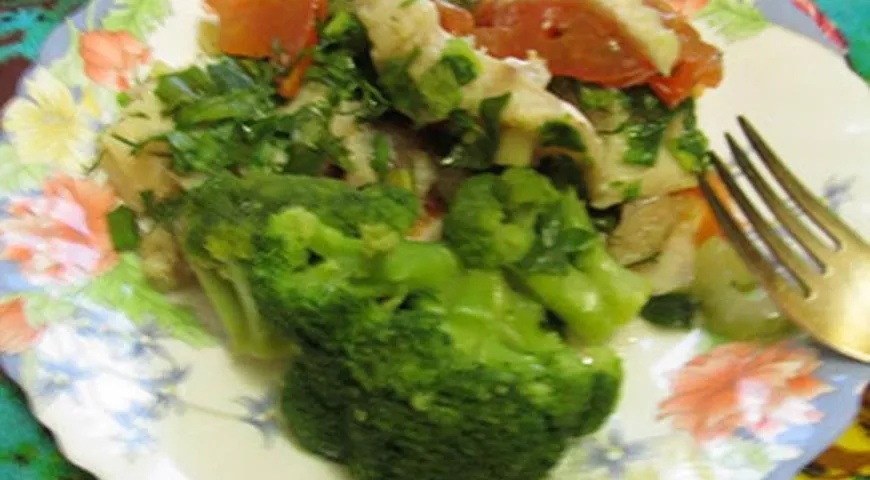 Диетический морской окунь, запеченный с овощами