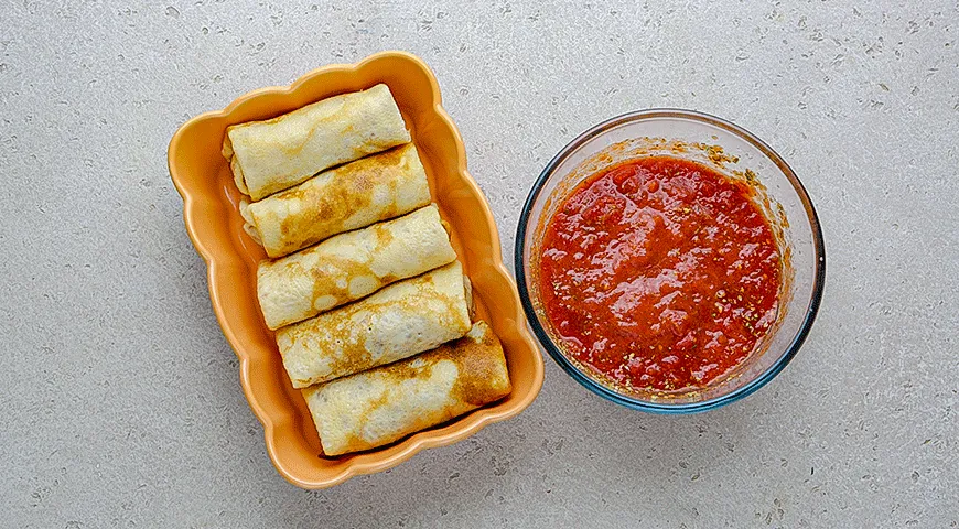 Блины с мясом в томатном соусе