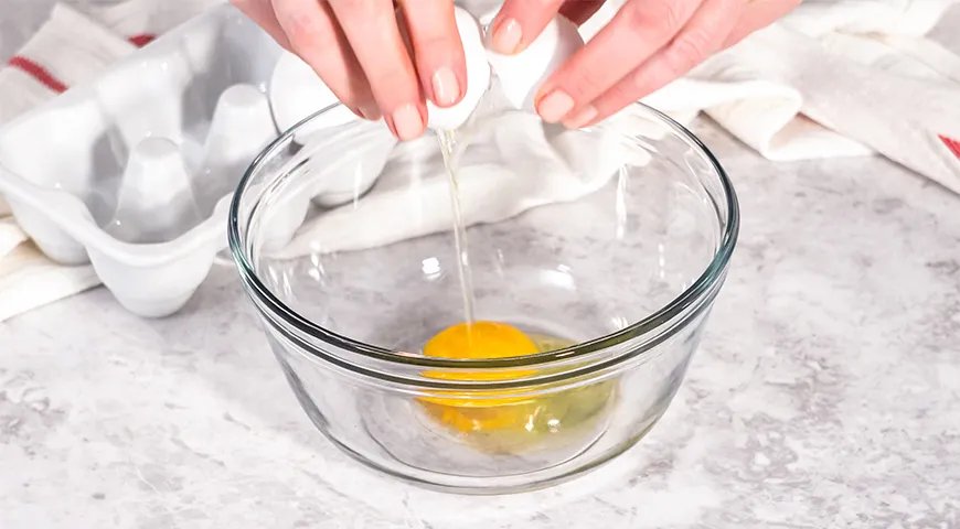 Перед жаркой яйца лучше сперва разбить в небольшую чашу и только затем выпускать их на сковороду