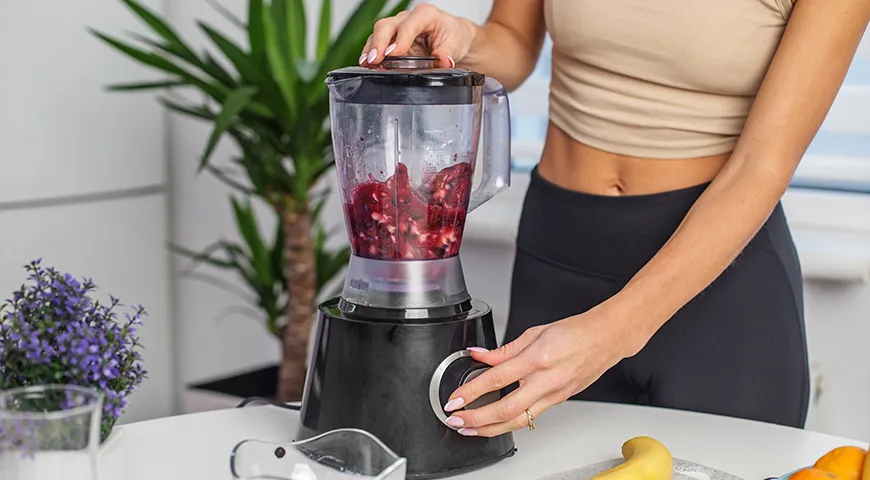 Фруктово-ягодные коктейли легко заменяют полноценный прием пищи — например, утренний завтрак или легкий ужин