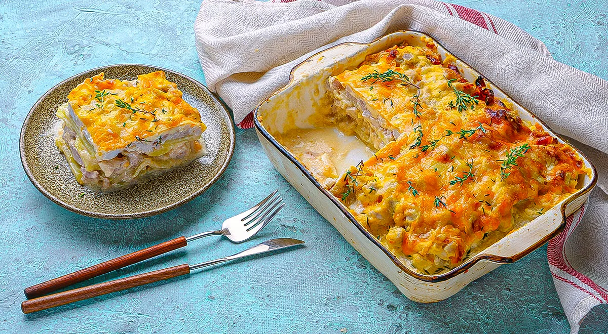Картофельная запеканка с корейкой и сырным соусом