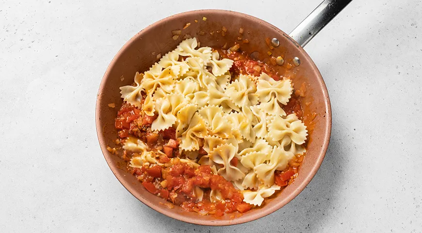 Макароны с беконом, сыром и помидорами на сковороде