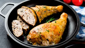 Окорочок, фаршированный грибами и сыром, в духовке