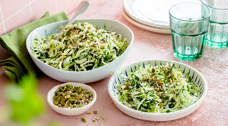 Салат из молодой капусты с семечками, белым кунжутом и зеленью