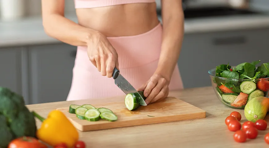 Регулярное употребление огурцов помогает женщинам поддерживать водный баланс организма