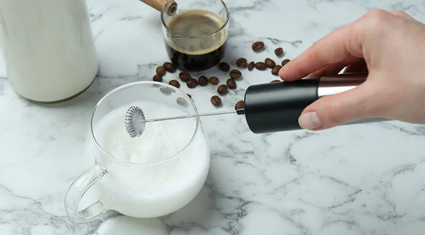Чтобы получилась плотная молочная пена, используйте коровье молоко 2,5–3,5%, овсяное или соевое с пометкой «бариста»