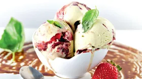 Мороженое из базилика с клубнично-бальзамиковым соусом