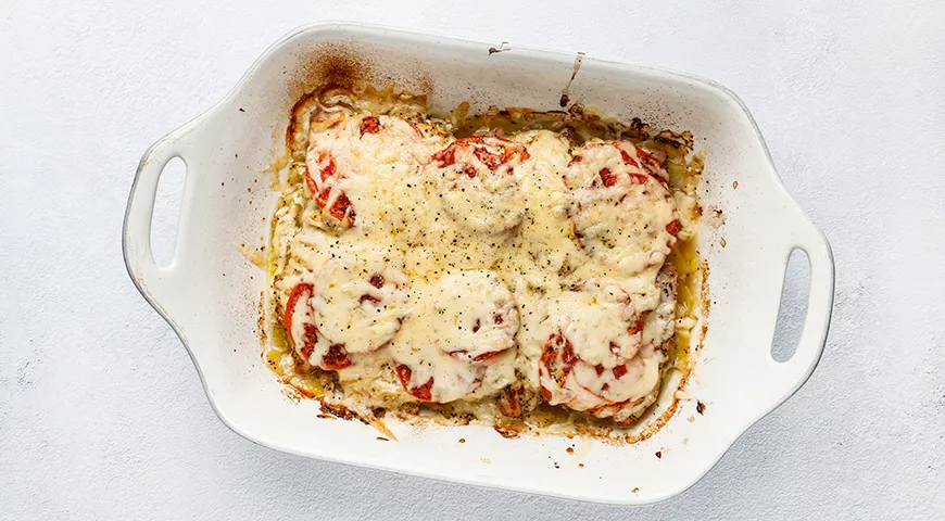 Мясо по-французски с картофелем, помидорами и сыром