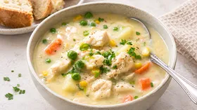 Нежный рыбный чаудер с лососем и овощами
