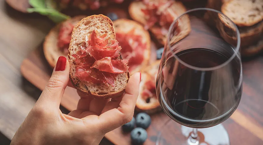 Если вы предпочитаете под хамон красное вино, лучше выбирать не слишком танинные, но яркие сорта