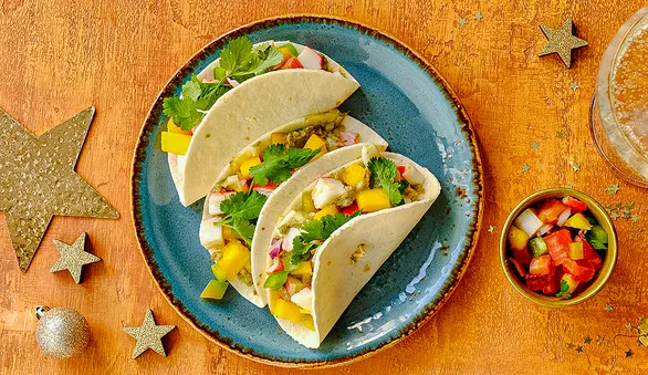 Тако с крабовыми палочками и манго