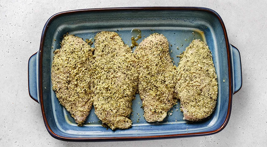 Запеченное куриное филе в панировке из сухарей и сыра