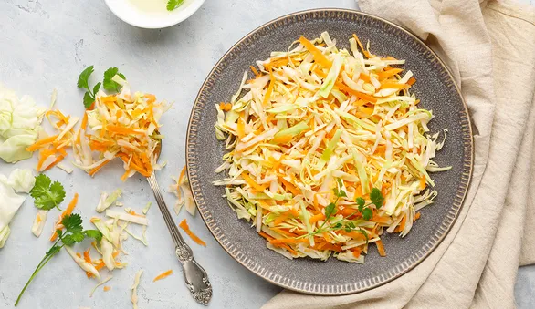 Салат из свежей капусты как в советской столовой: тот самый вкус и пошаговый рецепт