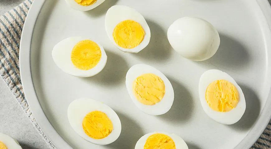 Рекомендуемая суточная норма потребления яиц, сваренных вкрутую для взрослых составляет 1–2 яйца в сутки (50–100 граммов)