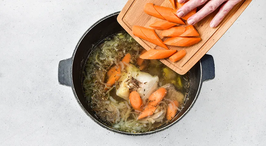 Шурпа в казане на костре