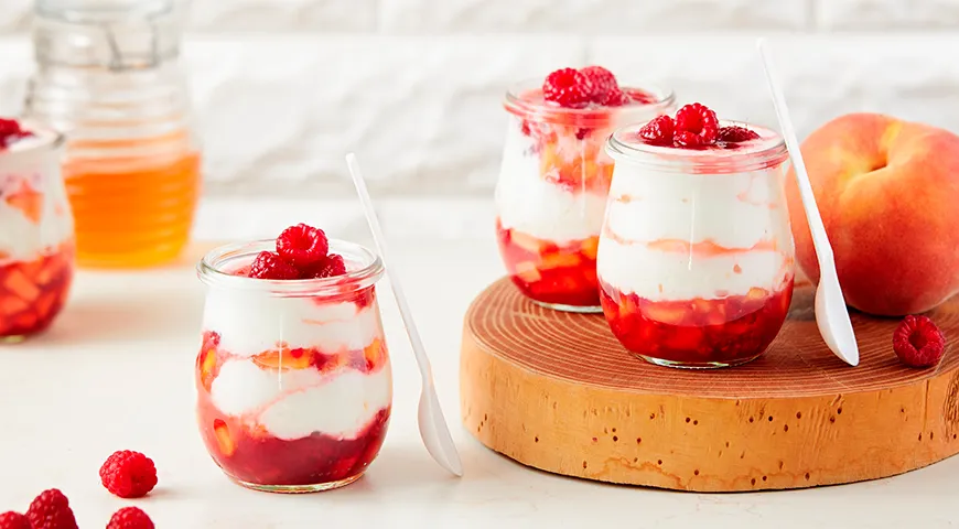 Греческий йогурт с малиновым джемом, персиками и медом